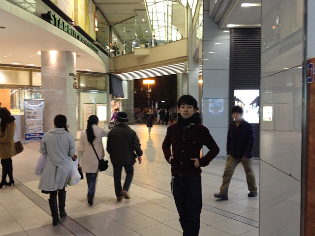 地上へ上がって来ました。ちょうど京阪モールの入り口付近になります。