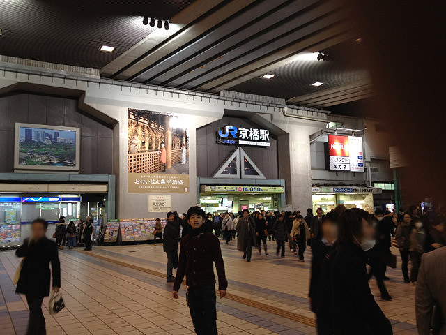 そのまま前方へ進むと、京阪電車とJR京橋駅の連結となる広場へ出ます。