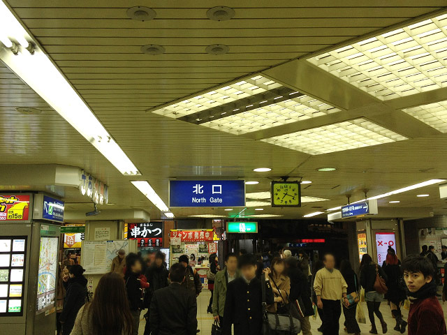 JR京橋駅の北口（中央出口）へ出てきました。画像右下の全力でカメラ目線な人は当店スタッフ「りゅう」です。